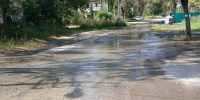 В Пензе на Ушакова двое суток вода бьёт из трещин в асфальте - Stolica58.Ru