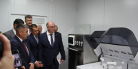 Гости ветклиники оценили новое оборудование для анализа крови. Фото cap.ru - Долгожданный подарок Новочебоксарску: - Газета Грани