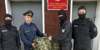 Сотрудники исправительной колонии № 3 передали маскировочные сети бойцам ОМОН и СОБР - Kolyma.Ru