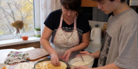 Банка сметаны, 3 яйца и яблоки: вместо шарлотки готовим нежный "Яблочник" - семья сгребает его сразу же - ProGorodNN.Ru