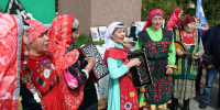 На фото - вокальное выступление, Изображение. - U74.Ru