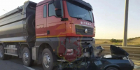 Двое погибли, малыш в больнице: В Крыму грузовик раздавил легковушку - Комсомольская Правда