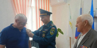 Брянскому ветерану МЧС вручили памятную награду за службу - БрянскToday.Ru