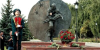 Ульяновцы несут цветы к памятнику Разумовскому - Ульяновск сегодня