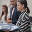 Dan Krasnopevcev vruchaet pledy studentkam - Газета Качканарский рабочий
