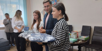 Dan Krasnopevcev vruchaet pledy studentkam - Газета Качканарский рабочий