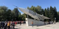 Легендарный боевой самолет «Су-24» установили в Парке Победы Горно-Алтайска - Государственное Собрание-Эл Курултай