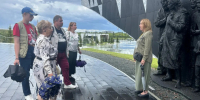 Три поколения семьи Маврикия Слепнева посетили мемориал жертвам нацистского геноцида в Зайцево - Online47.Ru