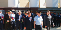 Темирлан Абуталимов возложил цветы к Мемориалу Славы в Махачкале - Министерство по национальной политике и делам религий