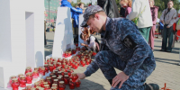 В Новосибирске сотрудники и военнослужащие Росгвардии приняли участие в памятной акции, приуроченной ко Дню солидарности в борьбе с терроризмом - Росгвардия