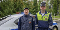 Псковский экипаж ДПС помог потушить загоревшийся в пробке автомобиль - Псковская правда