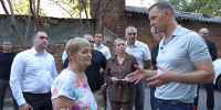 Андрей Кравченко проверил ход восстановительных работ на территории многоквартирного дома на улице Мефодиевская и пообщался с жителями - Город-герой Новороcсийск