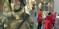 Сотрудники Росгвардии обеспечили безопасность церемонии открытия памятника пионеру-герою в Запорожской области - Росгвардия