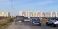 «Я везу детей в школу». Водитель шокировала пешеходов поездкой по тротуару у гимназии под Воронежем - МОЁ! Online