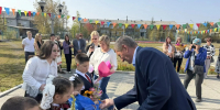 Депутат ЛДПР вручил подарки первоклассникам Томпонского района - ЛДПР