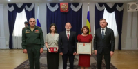 Губернатор Ростовской области вручил вдове погибшего на СВО Героя России Антона Тимченко медаль «Золотая Звезда» - Панорама