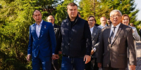 Рабочая поездка губернатора Виталия Хоценко в Кормиловский район - Газета Ваша звезда