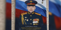 На здании буйской школы установили памятный знак в честь Героя России - ГТРК Кострома