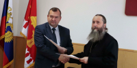 Наместник Успенского Далматовского мужского монастыря игумен Варнава (Аверьянов) и Глава Далматовского муниципального округа А. Г. Аносов подписали Соглашение о сотрудничестве между муниципальным округом и религиозной организацией - Успенский Далматовский мужской монастырь
