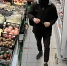 В Петрозаводске 19-летний парень спрятал курицу под одежду - Gubdaily.Ru