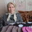 В Комсомольском округе 96-летняя жительница из д.Починок Елизавета Рыжова вяжет носки для воинов - Министерство труда и соцзащиты