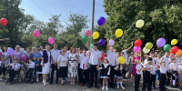 Дети на празднике День знаний запускают воздушные шары - Министерство труда и соцразвития