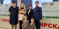 Жительница Новосибирска из числа детей-сирот поблагодарила офицеров СК России за оказание помощи в разрешении жилищного вопроса - Следственный комитет