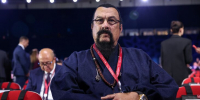 Американский актер Стивен Сигал прибыл на пленарное заседание ВЭФ - M24.Ru