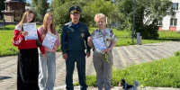 Школьники и спасатели Североуральска напомнили гражданам меры пожарной безопасности - ГУ МЧС Свердловской области