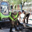 В Кызыле продолжаются работы по обновлению асфальтового покрытия на внутридворовых территориях и подъездных дорогах к жилым домам. - Администрация г. Кызыл