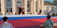 В Таврийске в первый день досрочного голосования развернули многометровый флаг России - Херсонское агентство новостей