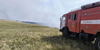 Сотрудники МЧС тушат ландшафтные пожары на востоке Оренбуржья - Комсомольская Правда