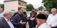 Сенатор Микаил Илезов проверил ход ремонта Дома культуры в селе Троицком - Сердало