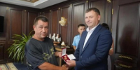 Жителю Курска вручили благодарность за спасение утопающих в Крыму - Вести Крым