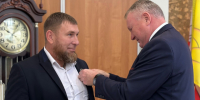 В районной администрации состоялось торжественное награждение граждан, оказавших существенную помощь в реализации задач и обеспечении нужд СВО. - Новохопёрский район
