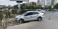 В Оренбурге водитель за рулем Volkswagen Polo сбил женщину и врезался в забор - Комсомольская Правда
