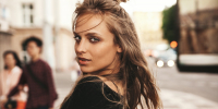 Vogue: все стильные француженки будут ходить с такой причёской осенью-2026 - ОКА-ФМ