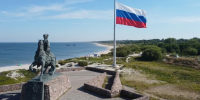 На пляж в Балтийске привезли 39-метровый флагшток (видео) - NewKaliningrad.Ru