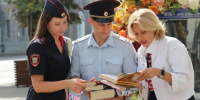 Полицейские вместе с главным редактором «Курской правды» пополнили шкафы книгообмена - Курская правда