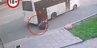 Пассажиры выпали на асфальт из автобуса под управлением опытного водителя - видео 18+ - КТВ-ЛУЧ