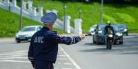 сотрудник ДПС останавливает мотоциклиста на Б. Советской, фото УМВД - О чём Говорит Смоленск