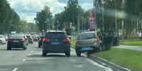 Renault вылетел на обочину в результате ДТП на улице Юбилейной в Пскове - Pln-Pskov.Ru