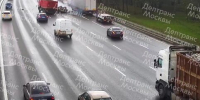 Легковой автомобиль и два грузовика столкнулись на МКАД - M24.Ru