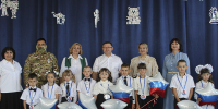 Гюльнара Турсунова, участник СВО с позывным Глаз, Ольга Фисенко, Виталий Демиров, Елена Рябова, Елена Пузюрина с первоклассниками. - Газета Авангард