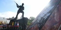 На берегу реки Амур в Хабаровске появился 15-метровый бронзовый памятник советскому солдату - Baikal24.Ru
