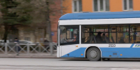 Подросток залез на крышу троллейбуса №29 в Новосибирске - Gorsite.Ru