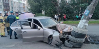 Mercedes в Бийске протаранил столб на улице Можайского - Сетевое издание Толк