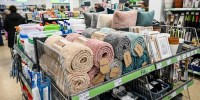 Беру все плюшевые коврики из Fix Price, но на пол не кладу: 4 идеи, как превратить их в декор для спальни - Progorod33.Ru