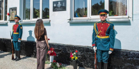 В Новосибирской области открыли мемориальную доску в память о погибшем военном при атаке дронов ВСУ - Сиб.фм