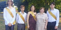 Кирилл Колесник, Вадим Куликов, Арина Кибе, Любовь Анатольевна Яровая (классный руководитель), Николай Бутенко на Дне молодежи в Центральном парке / Фото из архива редакции. - Газета Авангард